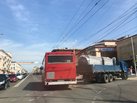 В центре Тамбова пассажирский автобус врезался в грузовик
