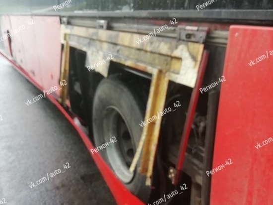 У междугороднего автобуса взорвалось колесо на кузбасской трассе