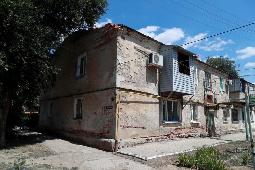 В Астрахани замгенпрокурору показали рухлядь, в которой живут люди: кадры 