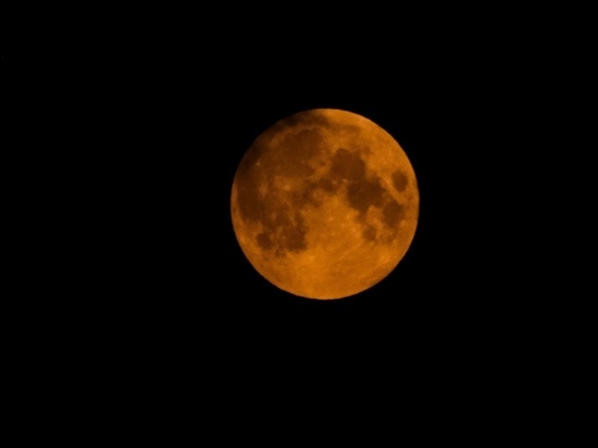 «Нереальная красота»: красноярцы делятся фото лунного затмения