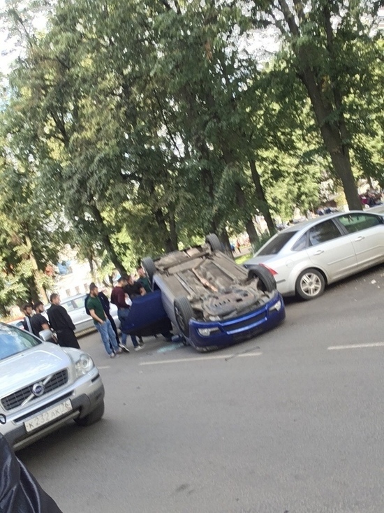 В центре Ярославля малолетний подросток перевернулся на папиной машине