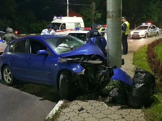 Автомобиль Mazda разбился о столб в Туле