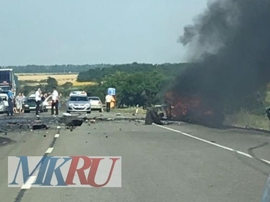 В Ростовской области водитель легковушки погиб после столкновения с грузовиком