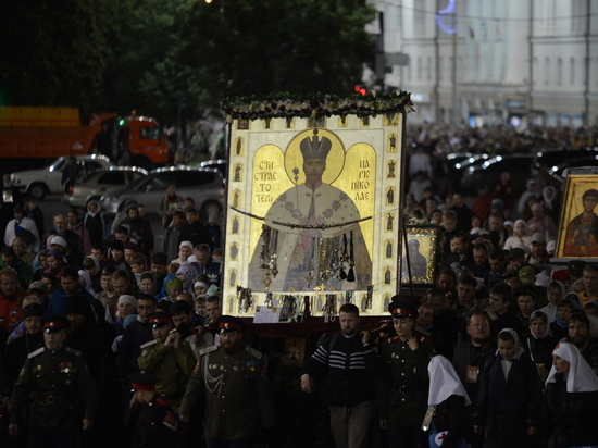 В Екатеринбурге в крестном ходе приняли участие 60 тысяч человек