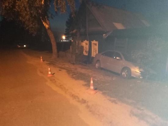 В Тверской области водитель врезался в дом и сбежал, оставив пассажиров