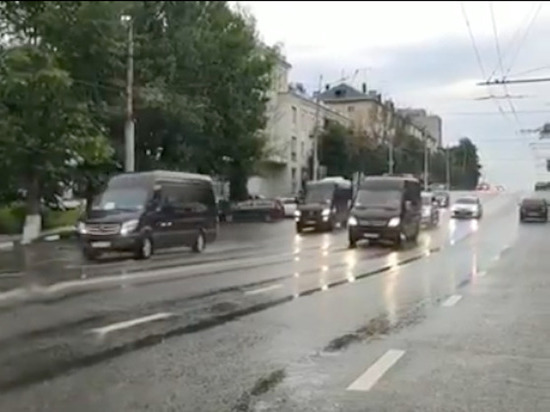 В Сети набирает обороты видео с кортежем Медведева в Туле