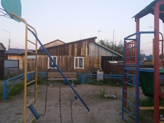 Житель Тарко-Сале сообщил о падении качелей на детей