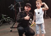 Шестилетний чеченский мальчик Рохим Куриев побил сразу два мировых рекорда. Житель села Дуба-Юрт показал удивительный результат, отжавшись от пола 4618 раз, из которых 4183 повторения за два часа. 