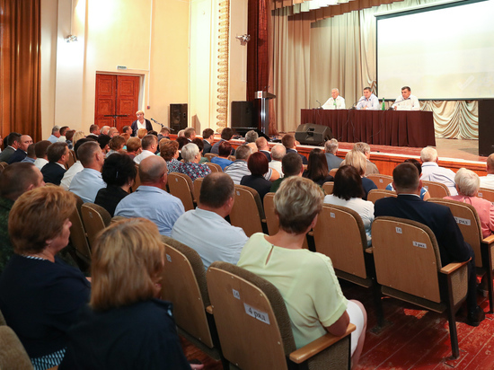 Бочаров обсудил с жителями Кумылженского района проекты развития