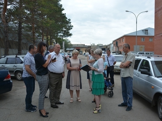 Председатель городского Совета Ольга Березнева и ее заместитель Игорь Шепель встретились с жителями дома на Народной