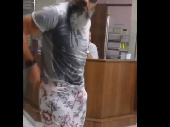 «Привет администрации»: мужчина пришел в мэрию Железногорска в юбке после запрета на шорты