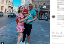 Новая супруга футболиста Дмитрия Тарасова подверглась критике в соцсети после публикации семейного фото
