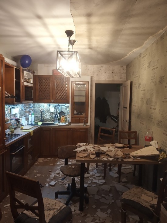 Во время празднования рождения сына на семью рухнула часть потолка