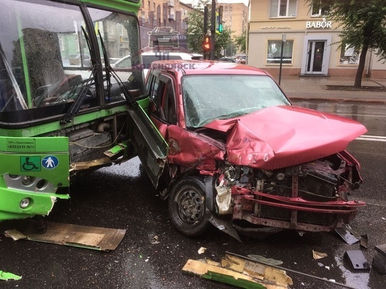 На Мира автобус врезался в иномарку: есть пострадавшие
