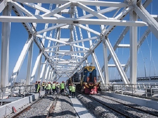 Рабочие спаяли рельсы под сводом арки Крымского моста