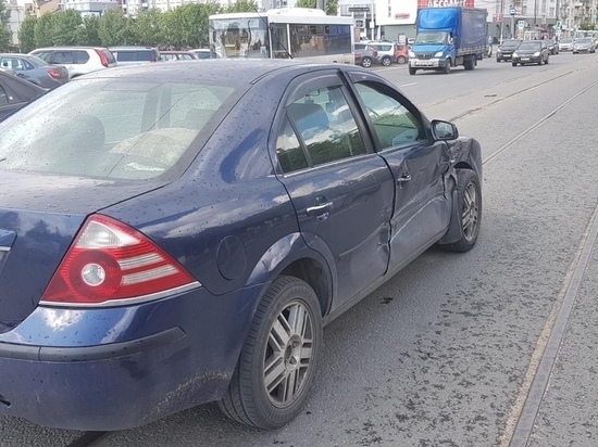 В центре Твери женщина не стала ждать и выехала наперерез другой машине