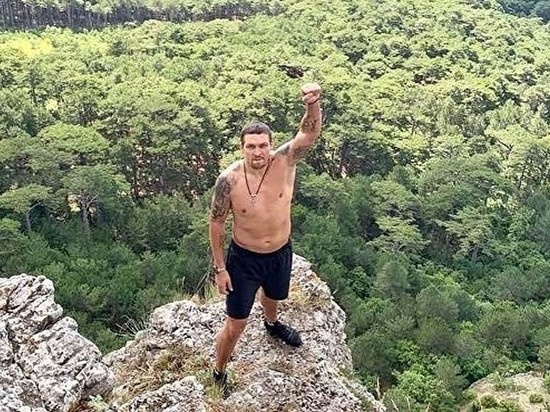Украинский боксер Усик показал фото из Крыма