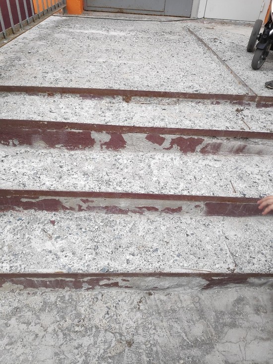 Ребенок повредил ногу на кривых ступеньках в Надыме