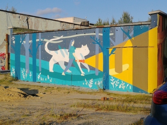 Коммунальщики закрасили мурал на фасаде здания в Ноябрьске