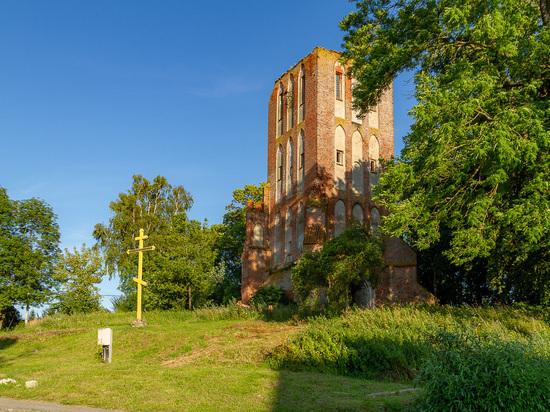 Если ехать из Калининграда в направлении Мамоново, в посёлке Ушаково, по левой стороне дороги можно увидеть живописные руины кирхи Бранденбурга.