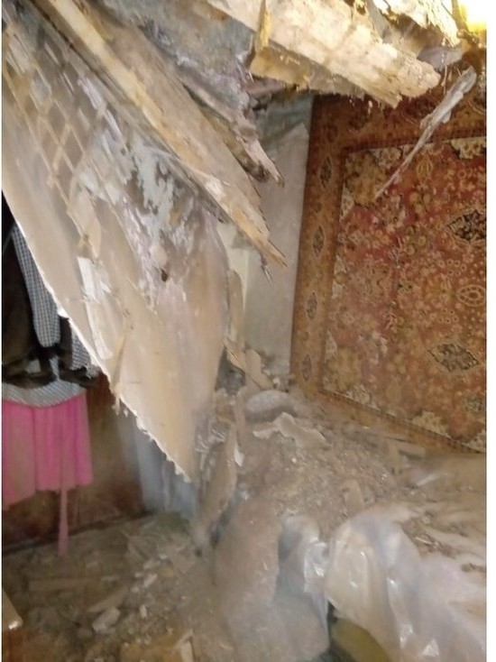 Во время капремонта крыши дома в Псковском районе в квартире обвалился потолок