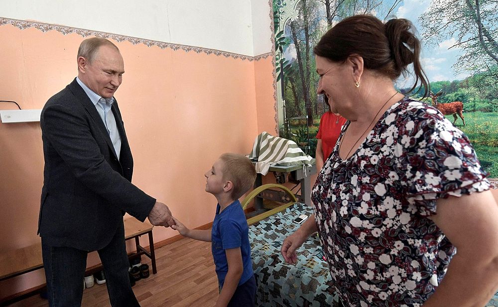 Путин посетил Тулун: дал обещание мальчику восстановить затопленный детский сад