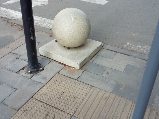 На улице Волжской дорожка для слепых упирается в бетонный шар