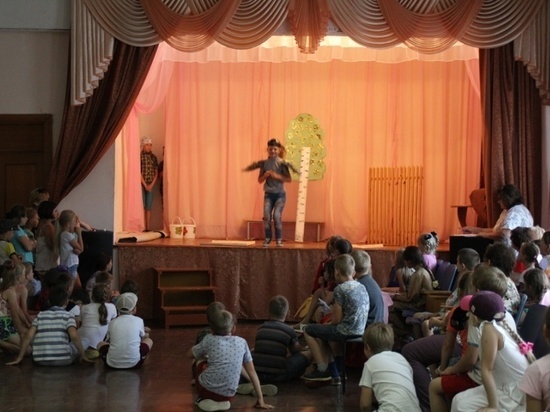 Для отдыхающих в летнем лагере детей в Жарковском показали концерт