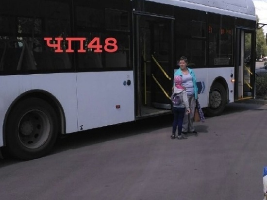 В Липецке рейсовый автобус вылетел на бордюр