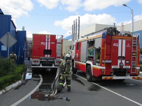 В Калининграде пожарные заливали водой завод «Автотор»