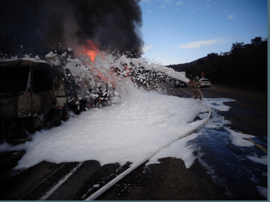В Башкирии на ходу загорелся грузовик с рубероидом