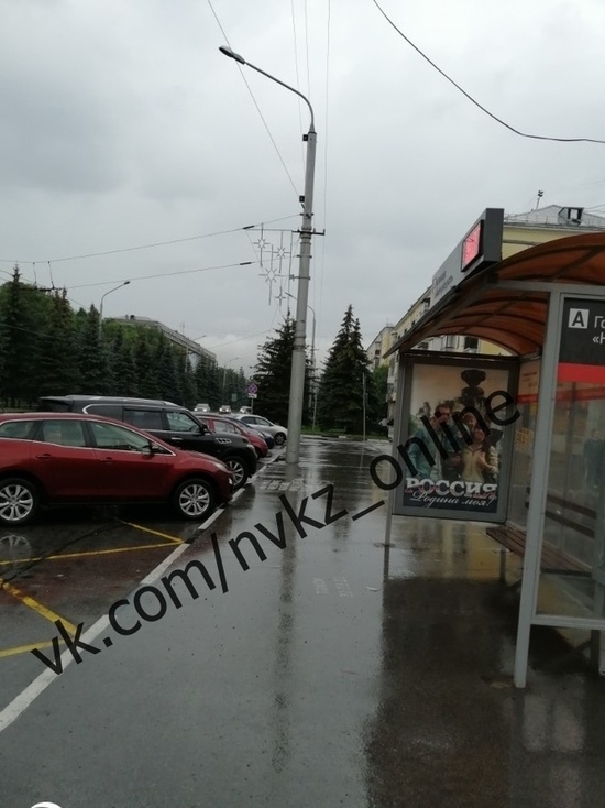 Новокузнечане пожаловались на припаркованные на остановке общественного транспорта автомобили