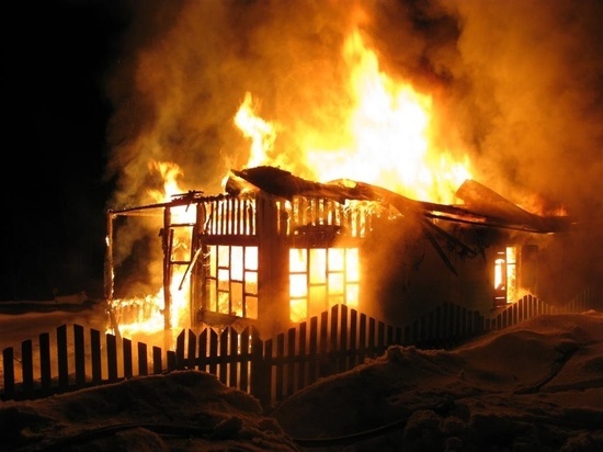 В Калининграде сгорел дачный домик