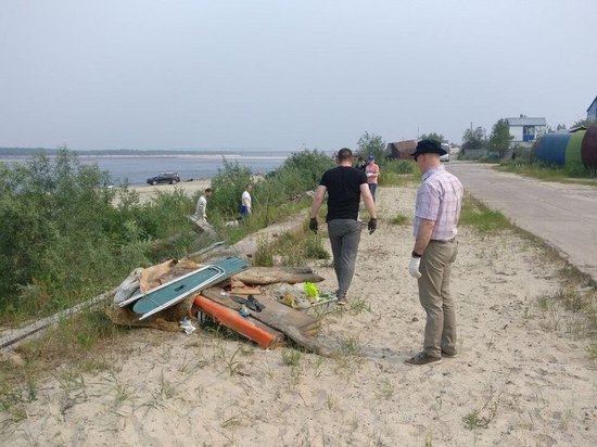 Ямальцы массово чистят озера от мусора