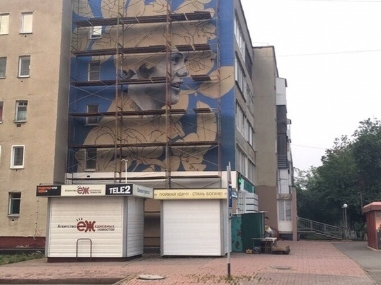 В Кемерове продолжают украшать стены домов патриотическими граффити