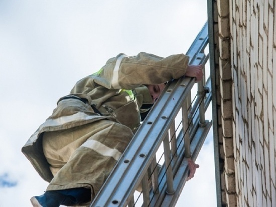 Во время пожара в пятиэтажном доме пострадал житель Волгограда