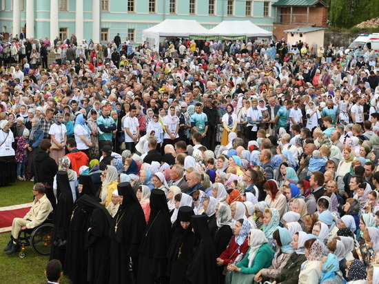 Патриарх Кирилл проводит богослужение в Борисоглебском монастыре Торжка Тверской области