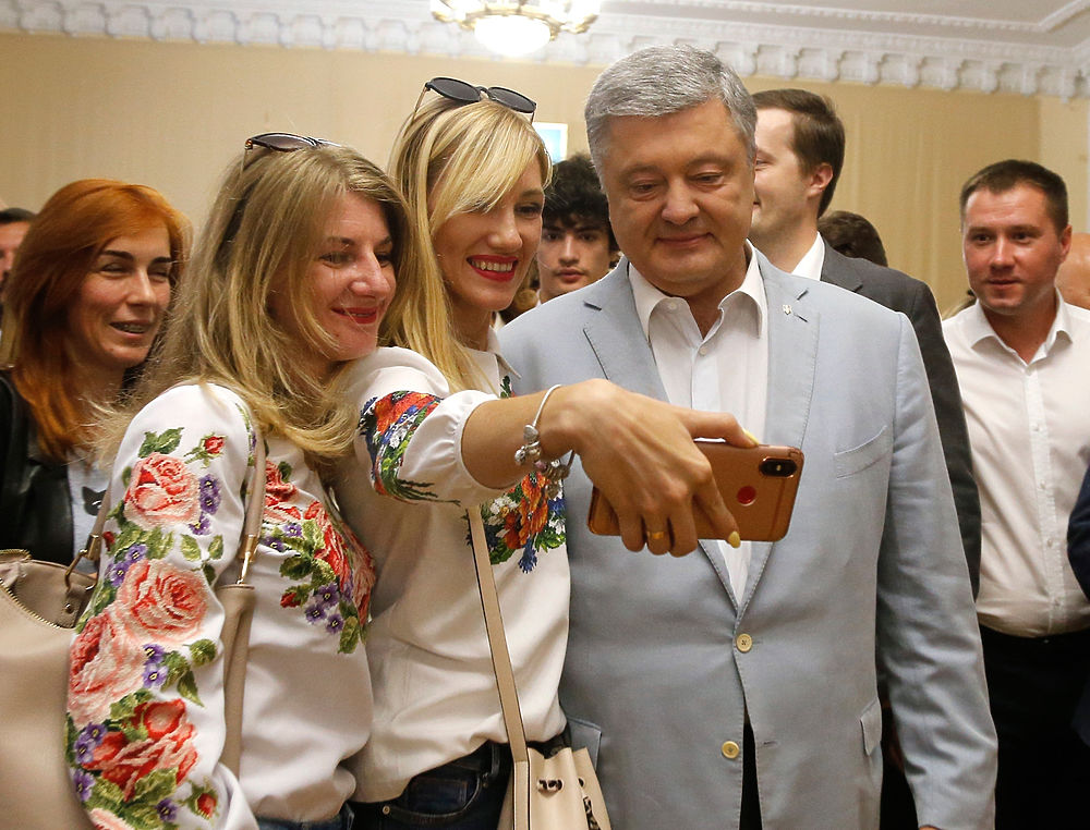 Веселые выборы в Раду: фотогалерея радости Зеленского и Порошенко 