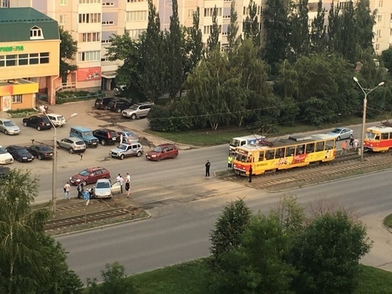 Барнаульский водитель вылетел на трамвайные пути