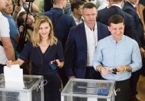 На выборах в Верховную раду Украины партия президента Зеленского «Слуга народа» набрала минимум из всего, что ей предсказывали социологи – 42,7%, если верить экзит-полам. Партия бывшего президента Петра Порошенко, которого многие успели похоронить, напротив зацепилась за третье место – 8,8%. В Верховную раду проходит «Голос» Святослава Вакарчука – 6,5%. Эксперты рассказали нам, каким будут новый парламент и правительство.