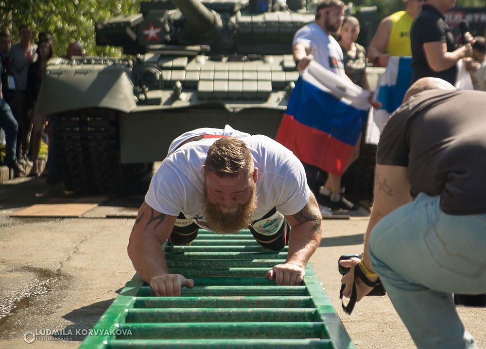 Брутальность дня: восхитительные фото богатырей, тянувших танк по Петрозаводску