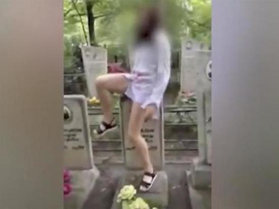 Полиция Хабаровска проверяет видео с танцами девушки на кладбище