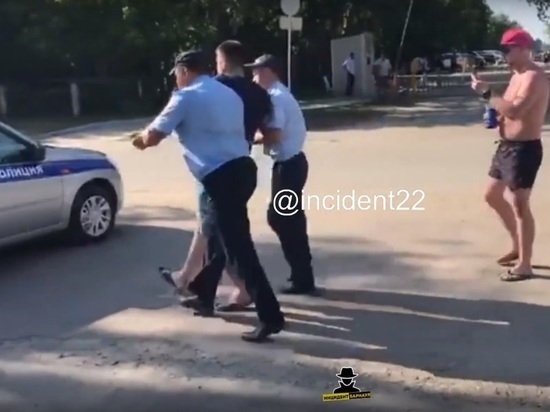 «Причина остановки»: в Яровом полицейские не оценили подкованность водителя и скрутили его