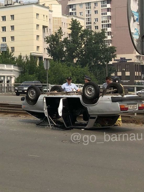 Водитель «семерки» в Барнауле вылез и поел арбуз после ДТП с опрокидыванием