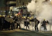 В Гонконге уже которую неделю продолжаются акции протеста, выходящие порой из мирного русла