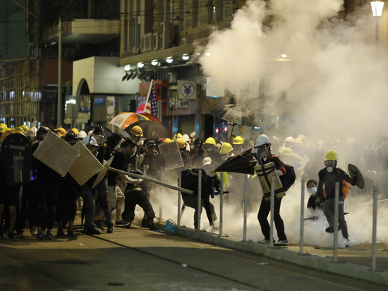 «Люди в белом» из триад бьют «людей в черном»