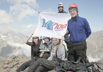 Флаг «МК» побывал на пике «Московский комсомолец» в Приэльбрусье, на высоте 3925 метров над уровнем моря! Наша команда сделала это! Полотнище с числом 100 (именно столько в этом году исполняется нашей газете) было развернуто на вершине горы в ущелье Адыр-Су в Кабардино-Балкарии