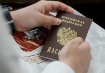 Киев все-таки намерен жестко отреагировать на выдачу российских паспортов жителям Донбасса, заявил секретарь Совета национальной безопасности и обороны Украины Александр Данилюк
