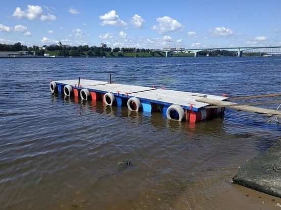 На Тверицком пляже Ярославля установили причал для спасателей