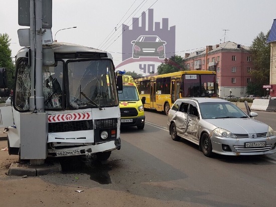 В Красноярске иномарка неудачно перестроилась и покалечила пассажиров автобуса